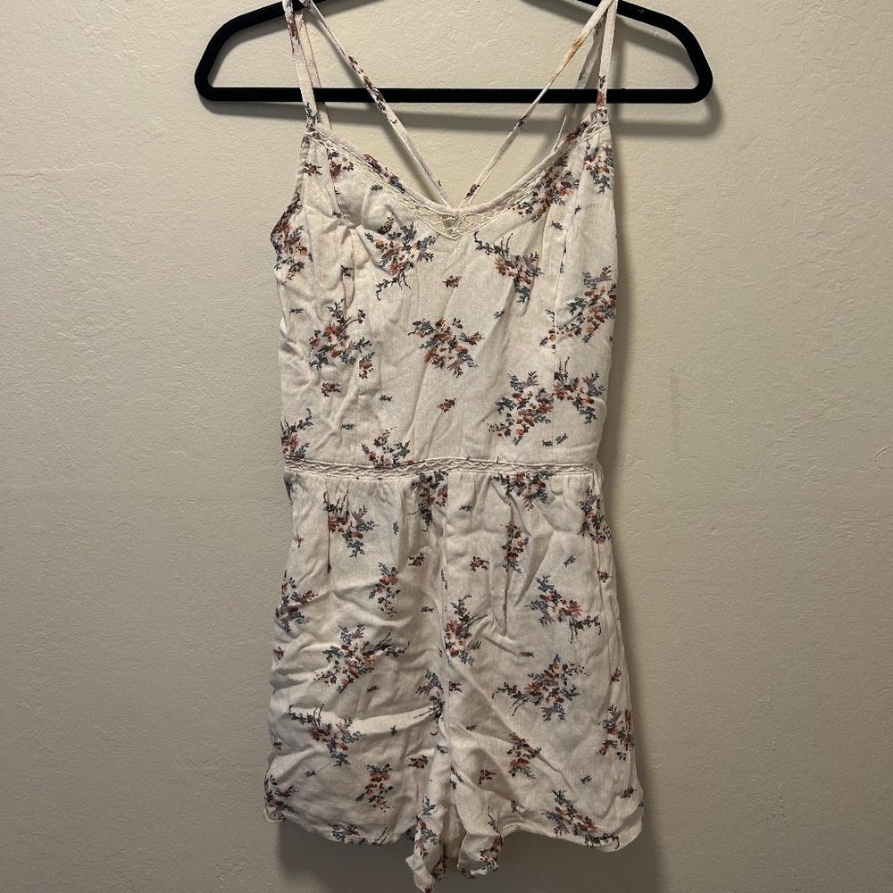 Hollister Strappy Woven Romper in White Floral (Size Small)